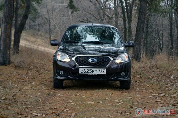 Автомобиль получился с довольно спокойной внешностью, но все же я сталкивался с немалым числом тех, кому дизайн Гранты нравился больше. Однозначное преимущество Датсуна перед остальными бюджетными и ульрабюджетными седанами — дорожный просвет в 176 мм (а в ненагруженном состоянии даже больше) и огромный багажник в 530 литров.