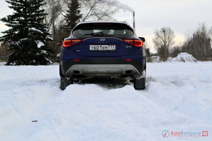 Несмотря на свою внешнюю несерьезность, на бездорожье и в рыхлом снегу автомобиль едет отлично. Геометрическая проходимость позволяет съезжать в лес практически в любом месте. И хотя это все-таки не серьезный внедорожник, внедорожных способностей QX30 хватает в большинстве ситуаций, с которыми теоретически может столкнуться владелец этого автомобиля. Самое большое ограничение по проходимости — это шины.