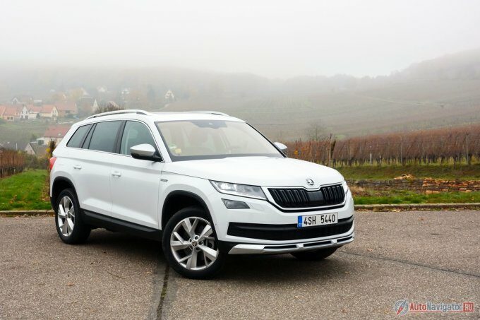 Skoda Kodiaq Scout - это самая ядреная версия чешского кроссовера, но даже она может ещё и в богатой комплектации, как тестовый автомобиль на фото. У него есть светодиодные фары, панорамная крыша, топовая мультимедийная система и ещё масса других опций