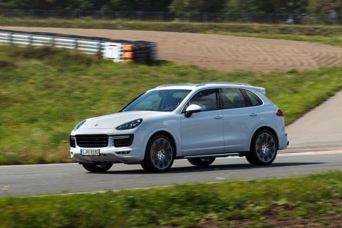 Cамый популярный автомобиль марки, в самой эксклюзивной модификации – Cayenne Turbo S. Внутри V-образная «восьмёрки» 4.8 с наддувом - 570 л.с. и 800 Нм…