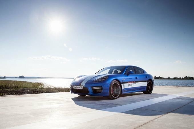 Пересаживаясь из купе в «Панамеры» (Panamera Turbo S и Panamera GTS), чувствуешь себя переехавшим из подвала на крышу. Посадка заметно выше, даже в самом низком положении кресла. Почти что Cayenne!