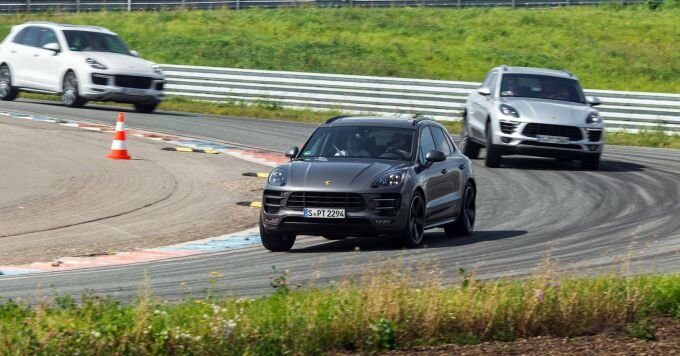 Macan Turbo или Macan S (дизельные машины тогда ещё не вышли на наш рынок)? Однозначно Turbo! Обычная «эска» слабовата для трека и ускорением, и тормозами. Хотя на обычных дорогах даст фору многим