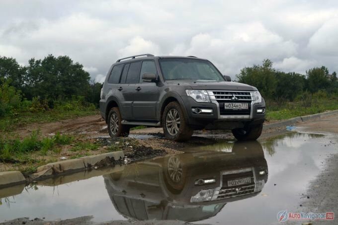 Светодиодные полоски в бампере давно напрашивались, но Mitsubishi, как всегда, с ними тянула. Появились они только в конце 2014 года. И в отличие от некоторых других, они не смотрятся, как косметика – просто необходимость