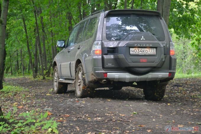 Запаска сзади и открывающаяся (а не поднимающаяся вверх, как на большинстве кроссоверов) багажная дверь – круто на дороге, удобно на бездорожье, но проблематично на тесных парковках. Кстати, дверь открывается вправо – к бордюру, а не от него