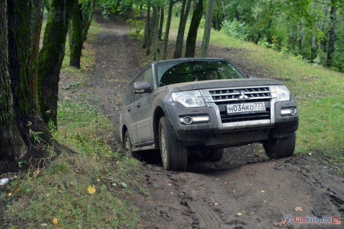 На таком скользком подъеме Pajero тупо гребет всеми четырьмя колесами и медленно, но верно, лезет вверх. Никаких электронных помощников у него нет, так что на таких препятствиях лучше не останавливаться и преодолевать их сходу, пользуясь инерцией