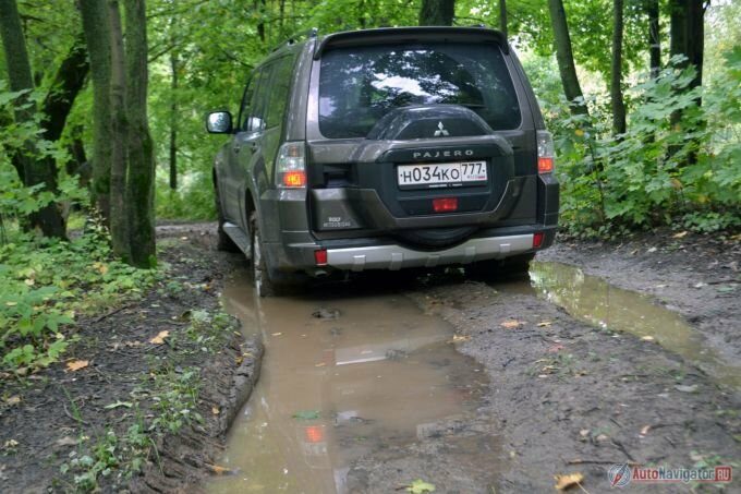 Эта лужа для Pajero раз плюнуть. Он может преодолевать брод до 60 см