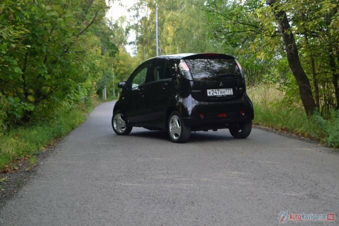 Обратите внимание, что колеса у i-MIEV разноразмерные. Спереди совсем узенькие 145/65 R15, а сзади нормальные 175/55 R15