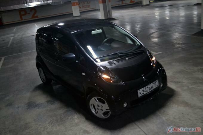 На старте продаж i-MIEV стоил под два миллиона. Что-то около 1 800 000 рублей, потом стал стоить 1,5 миллиона, теперь и вовсе миллион без тысячи. И это при том, что все остальные автомобили только дорожали