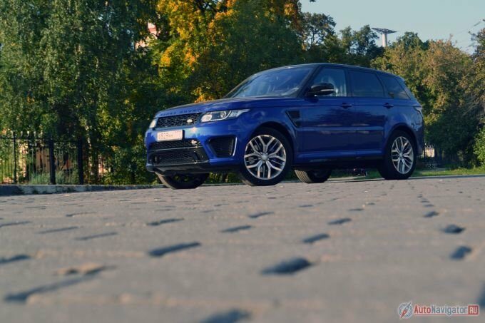 Range Rover Sport SVR – это самый быстрый Land Rover за всю историю марки. Разгон до сотни занимает всего 4,7 секунды. Максимальная скорость – 260 км/ч