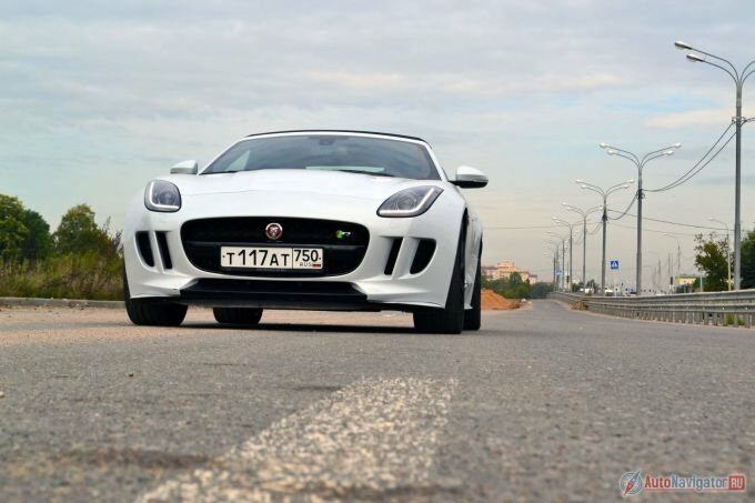 F-type Convertible обойдется никак не меньше 5,3 миллионов рублей. А R-версия с опциями запросто облегчит банковский счет на 9 миллионов. Но при этом конкурентами Jaguar видит Audi, Mercedes и Porsche, которые дешевле. По характеристикам же F-type R может тягаться с куда более дорогими и именитыми соперниками вроде R8 и Aston Martin