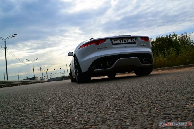 В режиме «газ в пол» F-type не рыскает, как это часто бывает с заднеприводными машинами