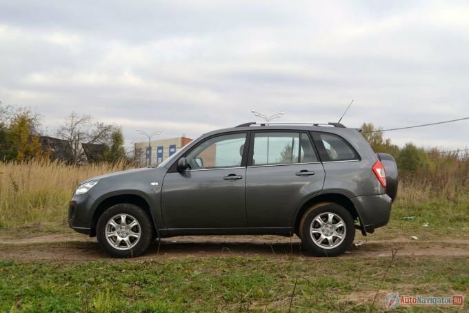 Больше всего, конечно, Chery напоминает Rav4 в профиль. Но ни одной «тойотой» будем сыты, можно найти тут и схожести со старыми Honda CR-V и Grand Vitara. Как бы то ни было, Chery все равно получился весьма гармоничным