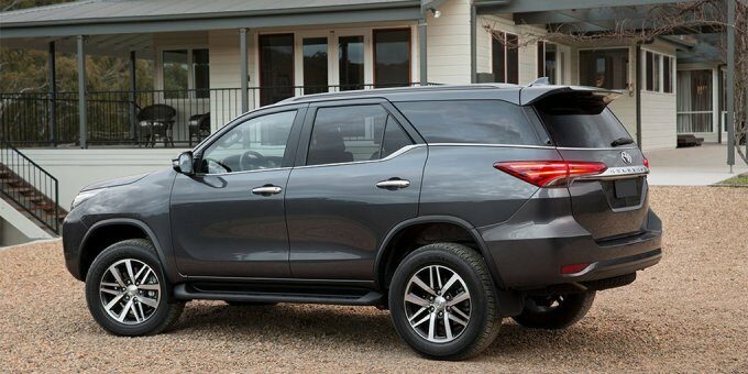 Экстерьер Toyota Fortuner второго поколения отвечает двум основным требованиям: не ограничивать геометрическую проходимость и оставаться узнаваемым в модельном ряду марки