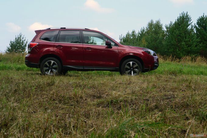 Колесная база Forester не очень большая по сравнению с конкурентами — всего 2640 мм. У многих новичков класса уже больше 2700 мм. Тем не менее, дефицита места в салоне нет, даже наоборот — об этом мы ещё поговорим.