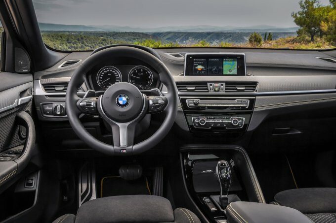 Салон сильно перекликается с интерьером BMW X1 текущего поколения