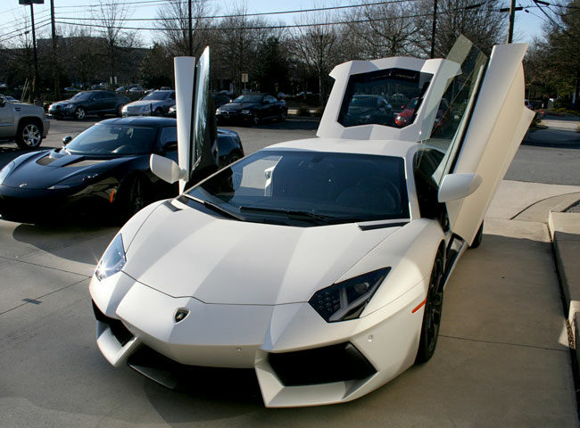 Фото белого купе Lamborghini Aventador