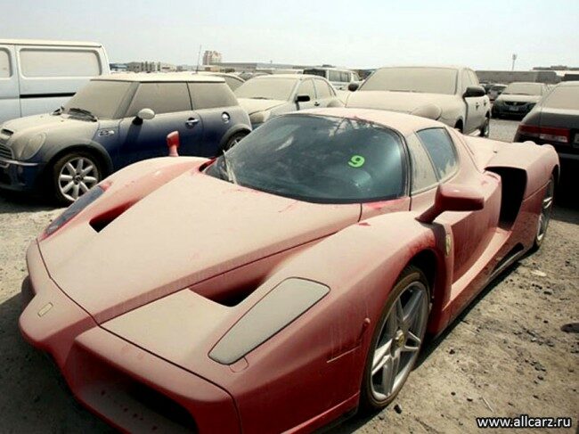 Запыленный Ferrari Enzo на штрафстоянке в Дубае