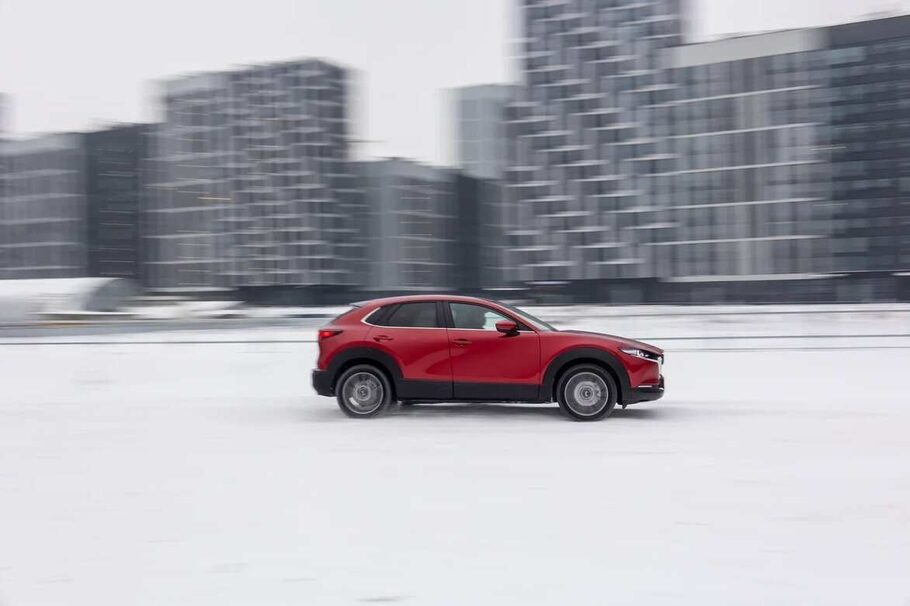 Тест драйв новой Mazda CX 30  выходит в Цвет